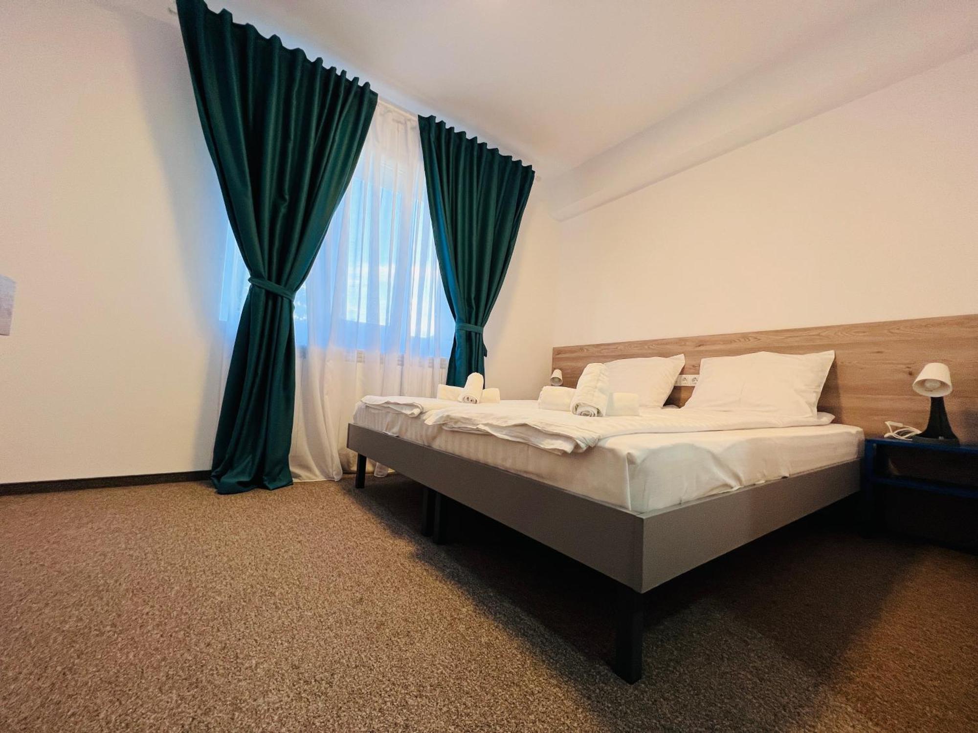 Stef Rooms Tirgu Frumos Esterno foto
