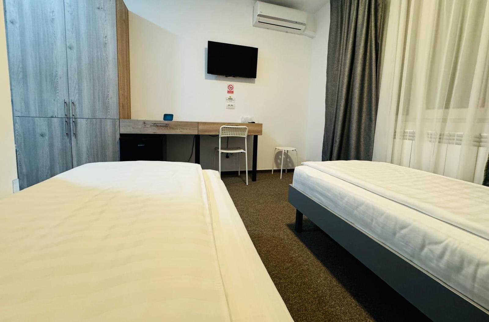 Stef Rooms Tirgu Frumos Esterno foto